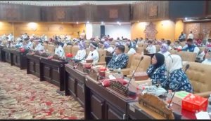 Ratusan Nakes Geruduk DPRD Jatim Tolak RUU Kesehatan