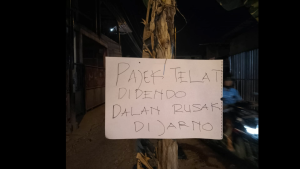 Warga Keling Jumputrejo Tanami Jalan Rusak dengan Pohon Pisang