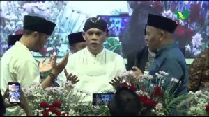 Ustad Hanan Attaki Dibaiat Masuk NU oleh KH Marzuqi Mustamar