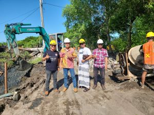Kelompok Informasi Masyarakat Medokan Ayu Berkreasi Bersama Stakeholder Meninjau Pembangunan Paving Baru Akses Mangrove