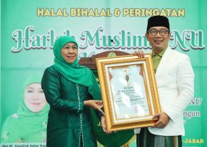 Halal Bi Halal dan Harlah Ke 77 Muslimat NU Jabar, Gubernur Khofifah Serahkan Penghargaan Jerbasuki Mawa Beya pada Gubernur  Ridwan Kamil