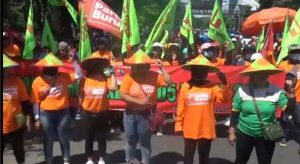 Ribuan Buruh Perempuan di Jatim Tuntut Hak Cuti Haid hingga Pengangkatan Karyawan Tetap