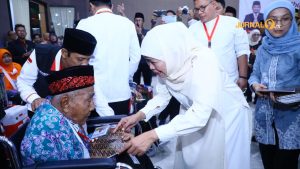 Peringati Hari Lanjut Usia, Gubernur Khofifah Beri Kejutan Spesial Jemaah Haji Lansia Embarkasi Surabaya