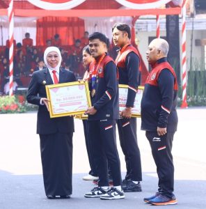 Di Upacara Harkitnas ke-115, Gubernur Khofifah Beri Penghargaan Jer Basuki Mawa Beya dan Bonus pada Atlet Jatim yang Berprestasi di SEA Games Kamboja