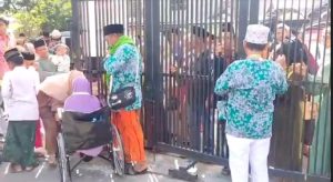 Pintu Gerbang Asrama Haji Menjadi Tempat Perpisahan Keluarga dan CJH