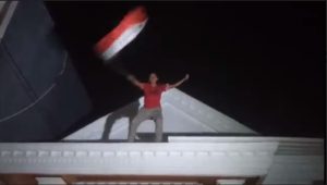 Menang Dramatis Atas Thailand, Ayah Riski Ridho Naik Atap Rumah Kibarkan Merah Putih
