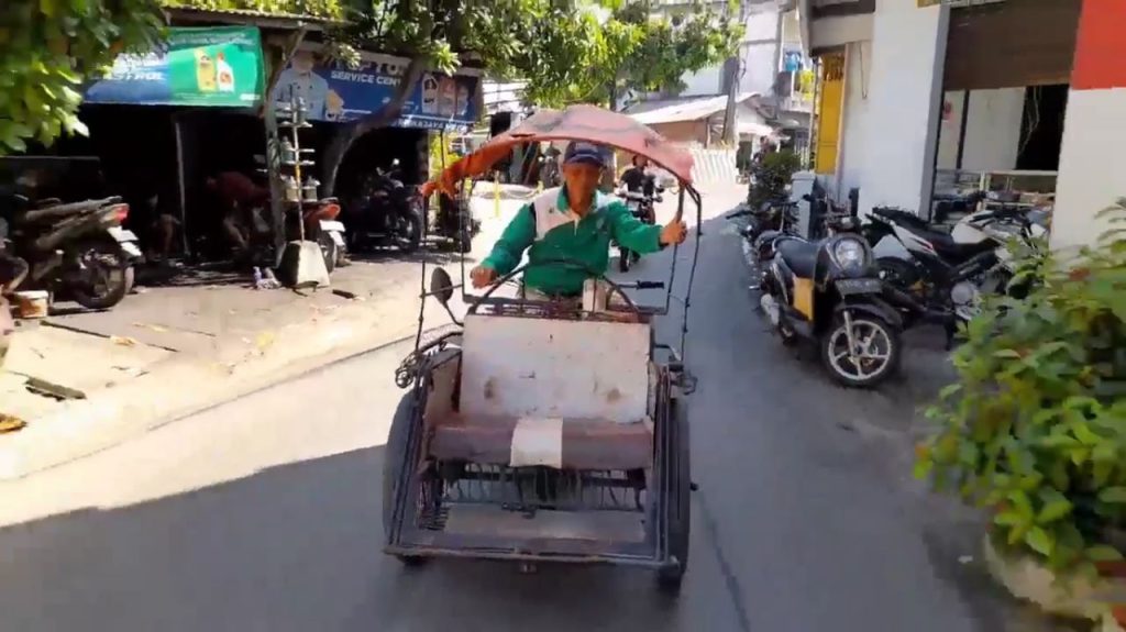 Menabung 37 Tahun, Kakek Tukang Becak Akhirnya Berangkat Haji