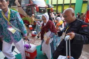 Jemaah Haji dari Bali Tiba di Asrama Haji Sukolilo Surabaya