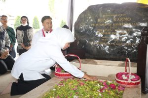 Bulan Bung Karno, Gubernur Khofifah Ziarah Makam Bung Karno Bersama Pimpinan Mahasiswa ‘Cipayung Plus’ Jawa Timur