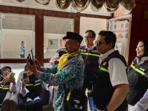 Bantu Sambungkan Komunikasi Dengan Keluarga, Jemaah Haji Lansia Sampaikan Terima Kasih Bantuan Petugas MCH