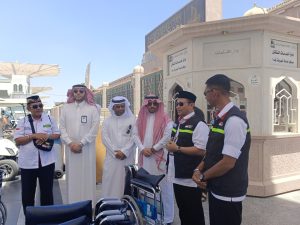 Pengurus Masjid Nabawy Membantu Kursi Roda untuk Jemaah Indonesia