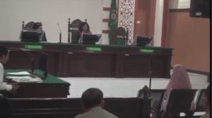Sidang Perdana Penyiram Kotoran ke Rumah Tetangga, Terdakwa Masriah Langsung Divonis 1 Bulan Penjara