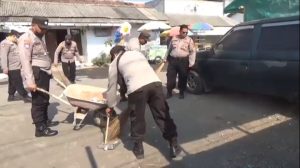 HUT ke-77 Bhayangkara, Polres Jember Bersihkan Sekitar Makam Habib Sholeh