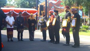 Pemprov Jatim Berikan Penghargaan kepada Kabupaten/Kota Pengelola Jaringan Dokumentasi dan Informasi Hukum terbaik Tahun 2023