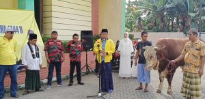 Golkar Jatim Bagikan Ribuan Paket Daging Kurban ke Warga