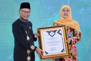 Berkontribusi atas Pengembangan Kompetensi SDM ASN, Gubernur Khofifah Raih Penghargaan dari DPP APWI