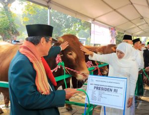 Shalat Idul Adha di Masjid Al Akbar Surabaya, Gubernur Khofifah Ingatkan Pentingnya Kesalehan Sosial dan Berbagi kepada Sesama