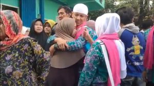 Tangis Haru Warnai Keberangkatan Jemaah Haji Asal Surabaya