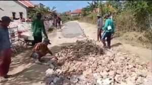 Ketimpangan Pembangunan Infrastruktur, Warga Kepulauan Kangean Gotong Royong Bangun Jalan