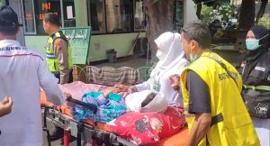 Jemaah Haji Asal Pasuruan Dilarikan ke Klinik dengan Ambulance