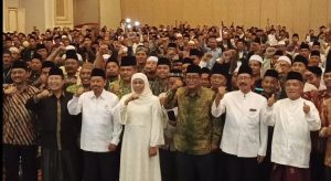 Gubernur Khofifah Buka Bimtek dan Penyaluran Tunjangan Kehormatan DMI Jatim kepada Imam Masjid