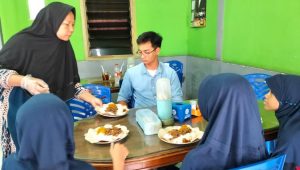 Lestarikan Kuliner Khas Gresik, Siswi NU Kenalkan Nasi Krawu ke Pemuda Filipina