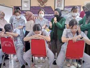 Mahasiswa Thailand Belajar Pijat Laktasi di Kampung ASI Wonokromo Binaan UNUSA