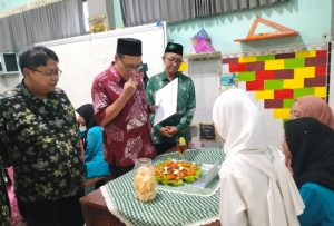 Anggota Dewan Fraksi PKB Apresiasi Kreasi Menghias Bubur Suro Siswi SMP Mu’allimat NU