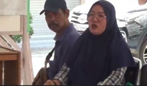 Diserobot, Seorang Ibu Marah Karena Tanahnya Dibangun Pos Keamanan