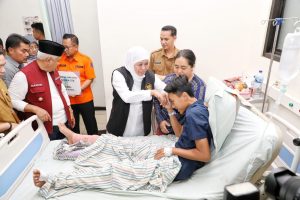 Gubernur Khofifah Jenguk Korban Terdampak Longsor di RSUD Kanjuruhan Malang