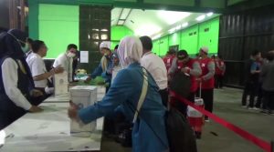 Jemaah Haji yang Tiba di Asrama Haji Sukolilo Mendapat 10 Liter Air Zam-Zam