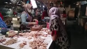 Harga Daging Ayam Potong dan Telur Ayam di Pasar Tradisional Surabaya Masih Mahal