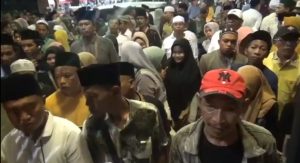 Keluarga Penjemput Jemaah Haji Rela Antre di Depan Pintu