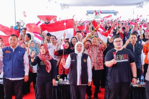 Serahkan Bantuan Sosial dan Sertifikat Kelayakan Pengolahan di Kediri, Khofifah: Usaha Ultra Mikro Tak Boleh Lagi Terjerat Renternir!