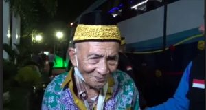 Alhamdulillah, Mbah Harun Jemaah Haji Tertua Asal Pamekasan Tiba dengan Selamat di Asrama Haji