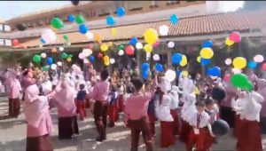 Awal Masuk Sekolah, Ratusan Siswa SD Terbangkan Balon Cita-Cita