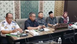 Penghasilan Turun Drastis, Puluhan Sopir Angkot Tolak Bus Transjatim 