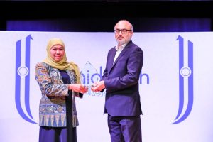 Mendapatkan Penghargaan Tokoh Muslimah Dunia di Inggris, Khofifah Dorong Kerjasama Antar Kampus dan Pendidikan Bagi Ulama Muda