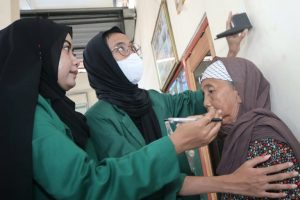 Posyandu Lansia KKN UNUSA Diserbu Warga Banjaran