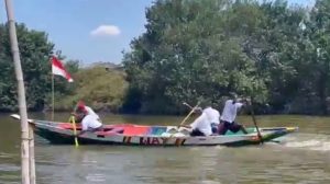 Warga Nelayan Surabaya Antusias Ikuti Perlombaan Tarik Tambang Perahu Dayung