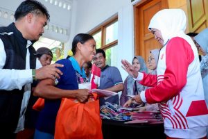 Meriahkan HUT ke-78 RI, Gubernur Khofifah Bagikan 3 Ribu Bendera dan Sembako untuk Masyarakat
