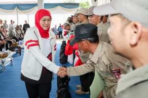 Gubernur Khofifah Serahkan Bansos dan Zakat Produktif di Kabupaten Mojokerto