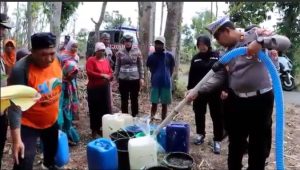 Bencana Kekeringan, Empat Kecamatan Disuplai Air oleh Polres Sumenep