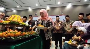 Kloter Pamungkas Debarkasi Surabaya Tiba, Gubernur Beri Tumpeng dan Bendera Merah Putih