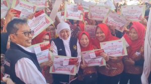 Implementasi Program Nawa Bhakti Satya, Gubernur Jatim, Serahkan BLT DBHCHT pada 9.259 Buruh Pabrik Rokok Jatim