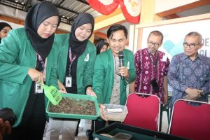 Mahasiswa Unusa Ajak Warga Glindah Budidaya Maggot