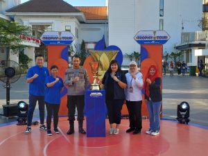 Singgah di Kota Basket, Warga Surabaya Antusias Sambut Trofi FIBA World Cup 202