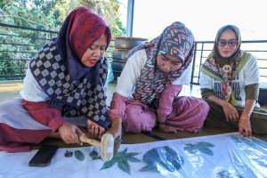 Antusiasme Warga Sumenep Belajar Membatik dengan Teknik Ecoprint dari Relawan Mak Ganjar