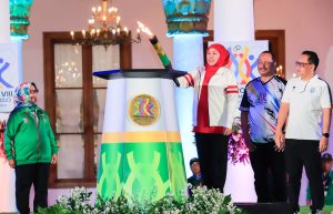 Obor Api Porprov VIII Jatim Tiba di Grahadi, Gubernur Khofifah Berharap Semangat Patriotisme Tertanam di Jiwa Para Atlet
