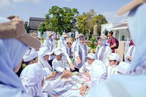 Siswa Madrasah Bermain MB Junior bersama Iriana Jokowi dan OASE KIM
